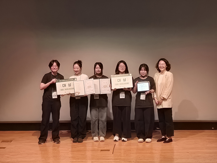 수상팀들이 시상식을 마친 뒤 기념촬영을 하고 있다.(오른쪽 끝 청소년문화센터 황자영센터장)