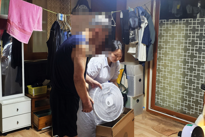 수원시가 취약계층 사례관리대상자에게 냉방용품(선풍기)를 전달하고 있다.
