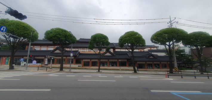 수원시 팔달구 창룡대로에 자리한 수원시미디어센터 전경.