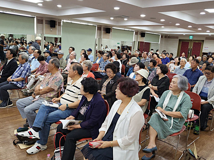 한국고서연구회·수원문인협회 회원과 수원문학대학 학생, 시민 등 100여 명이 참석해 강연장을 가득 메웠다.