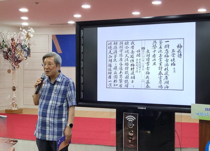 노재연 수원문학대학 학장이 축사를 하고 있다.