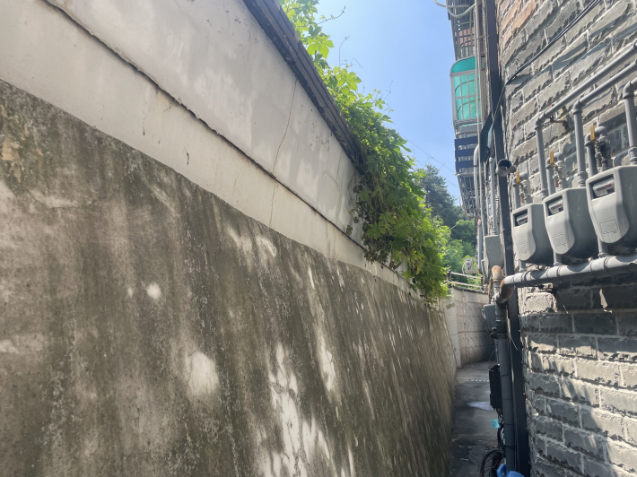 긴급 철거 전 담장 모습.