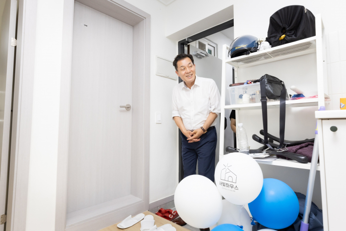 이재준 수원특례시장이 새빛하우스 집들이에 방문해 수리된 집을 살펴보고 있다.