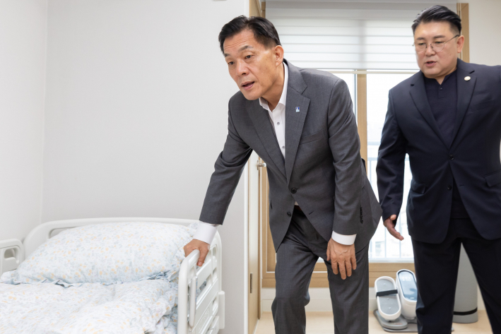 이재준 수원특례시장이 새빛돌봄스테이션 시설을 살펴보고 있다.