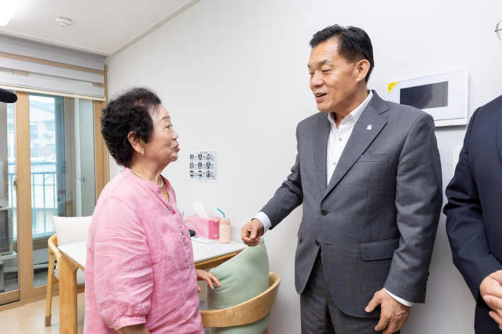 이재준 수원특례시장이 '새빛돌봄스테이션' 입주자와 이야기를 나누고 있다.