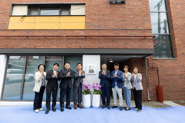 이재준 수원특례시장(왼쪽 네 번째), 이철승 수원특례시의회 보건복지위원장(왼쪽 세 번째) 등 참석자들이 현판 제막 후 함께하고 있다.