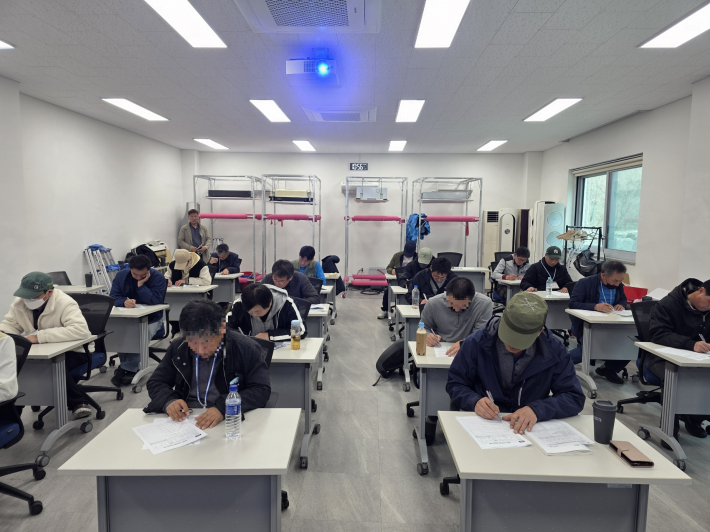 노숙인들이 자격증 필기시험을 치르고 있다.
