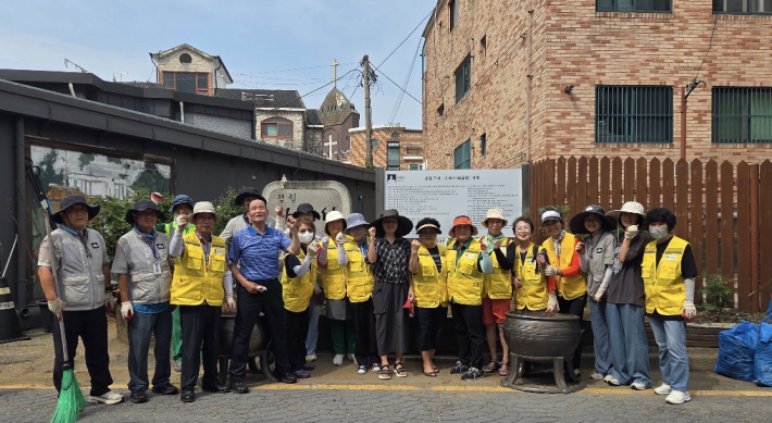 사진 2) 행궁동 통장협의회와 행궁동 직원 등이 나혜석생가터 환경정비를 마친뒤 기념촬영을 하고 있다.