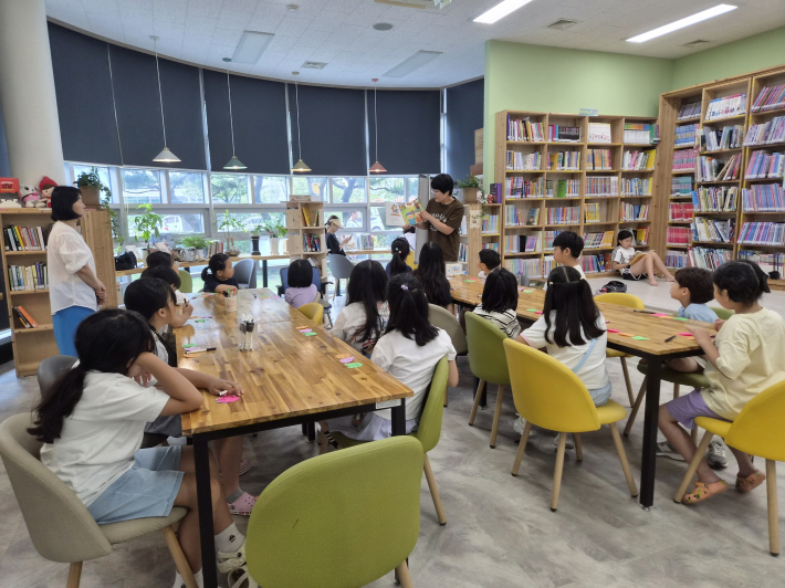 지난 28일, 호매실동 새마을문고에서 '여름방학 동화구연' 및 활동프로그램을 진행했다.