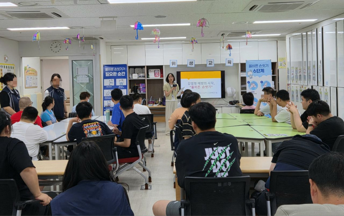 보건소 관계자가 올바른 손씻기에 대해 이용자들에게 설명하고 있다.