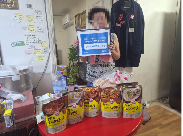 식료품은 저소득재가노인식사배달사업 대기자에게 우선 전달되었다.