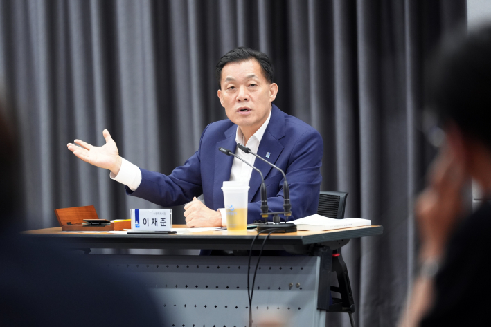  이재준 수원특례시장이 '민선 9기 수원대전환 추진단 중간보고회'에서 발언하고 있다.
