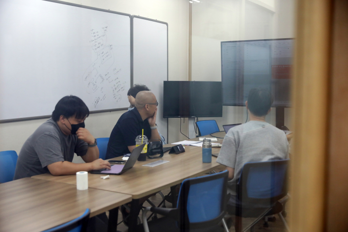  사무실 곳곳에서 직원들이 다양한 아이디어를 공유하며 미래 교통기술과 모빌리티 서비스 개발을 위한 논의를 이어가고 있다