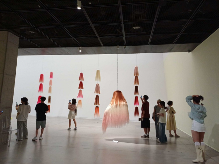 전시장 입구, '바쳐진 존재' 작품 전경