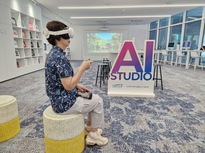 AI 스튜디오. 도서관이 책을 읽고 정보를 찾는 공간을 넘어 새로운 기술을 배우고 직접 경험하는 미래형 학습공간으로 변화하고 있다.  