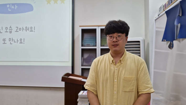 인터뷰를 하고 있는 강사