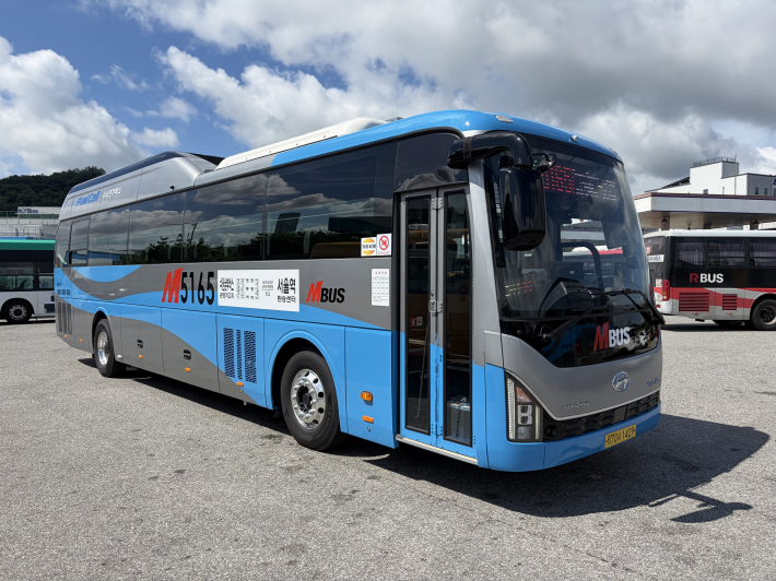 8월 3일 운행을 시작한 M5165번 버스