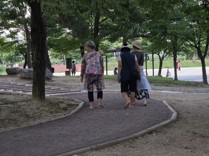 맨발 걷기 인기를 얻고 있는 만석공원