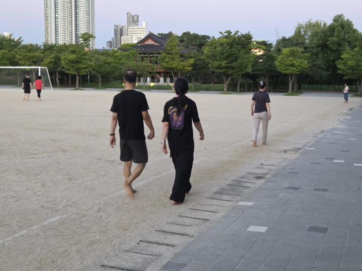 해가 서서히 기울고 어둠이 내리기 시작하면서 만석공원을 찾은 시민들