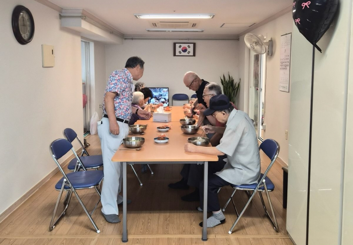 독거노인 어르신들에세 식사를 대접하고 있다