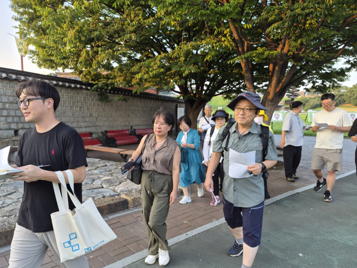 정재성 팀장의 주도로 연무대를 지나서 삼일학교로 가고 있다.