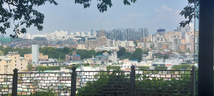 팔달산 회주 산책로 버스에서 내려다 본 수원 시가지. 좌측에 월드컵 경기장도 보인다.