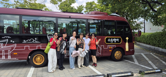 영통2동 새마을문고회 회원들이 미니버스 수원행차 체험에 참여하고 있다.