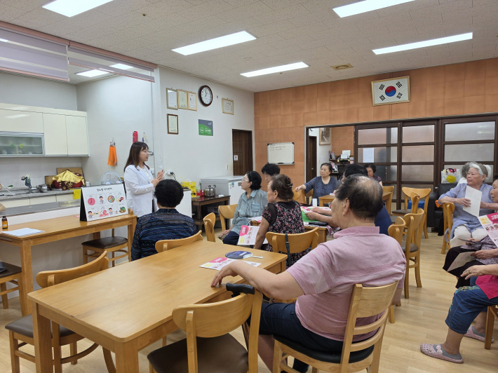 수원시보건소 영양·식생활 관리 프로그램에 참여한 어르신들의 교육 현장