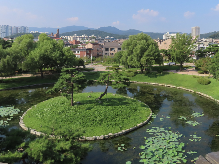 방화수류정에서 바라보는 용연