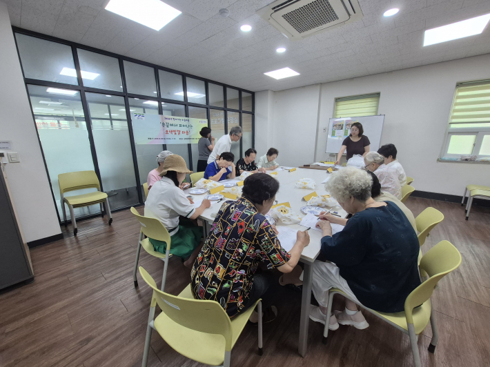 손끝에서 피어나는 오색빛깔 마음 수업 사진