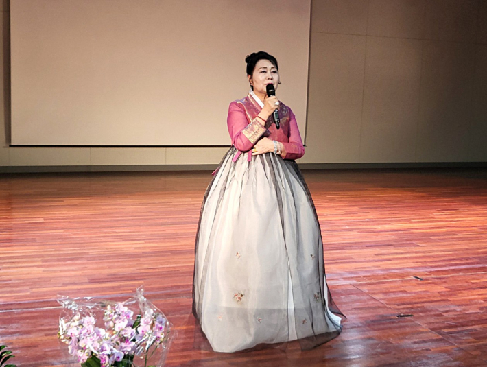 진순분 시인이 자신의 작품 세계와 창작 철학을 소개하고 있다