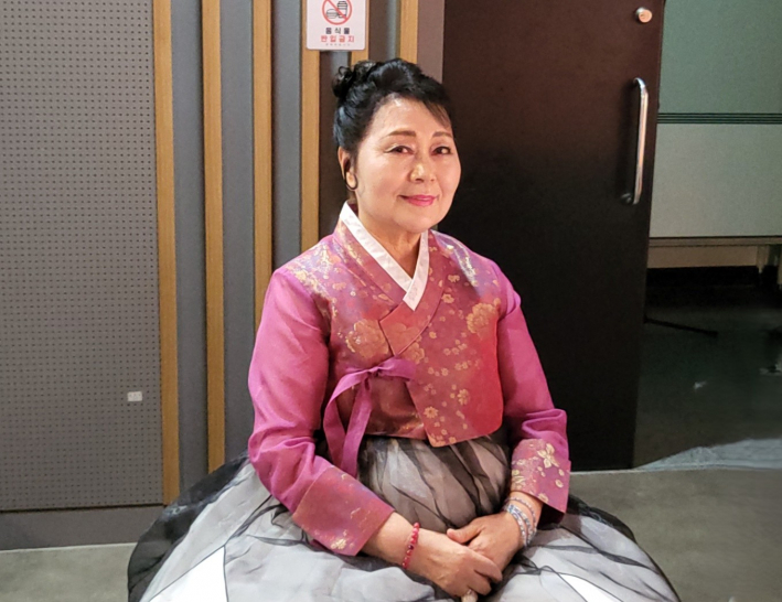 진순분 시인이 참석자들의 박수 속에 소개를 앞두고 미소를 짓고 있다.