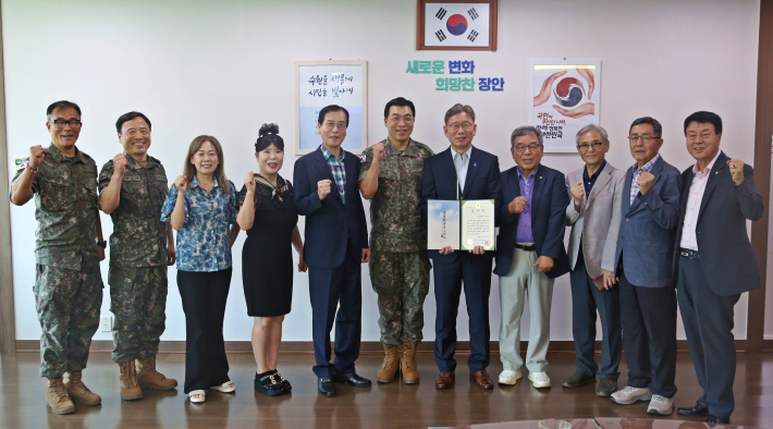3대대장이 장안구청장에게 감사장을 수여하고 기념사진을 촬영하고 있다.