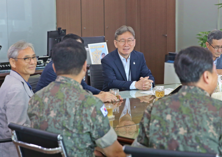 김인배 장안구청장이 차담을 진행하고 있다.