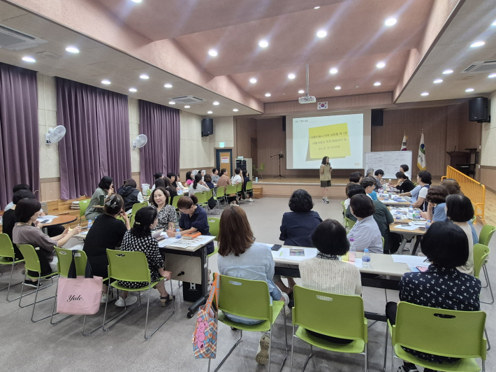 인권 강사가 '찾아가는 인권교육'을 하고 있다.