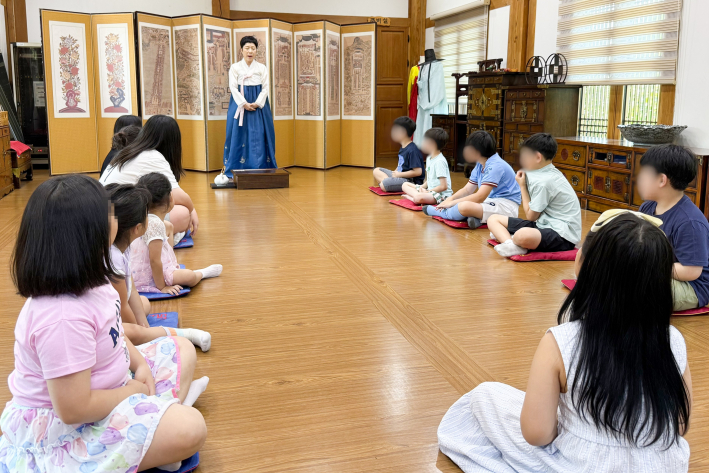 수원시 드림스타트 아동들이 정조대왕 효(孝) 문화체험을 하고 있다.