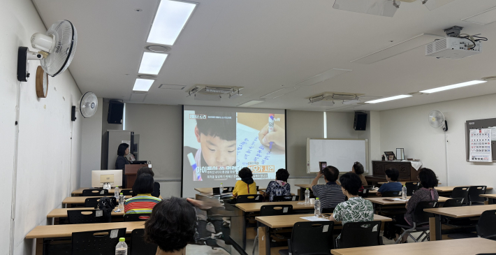 ITeach 봉사단원들이 생성형 AI 활용 실습에 참여하며 교육 내용을 익히고 있다.