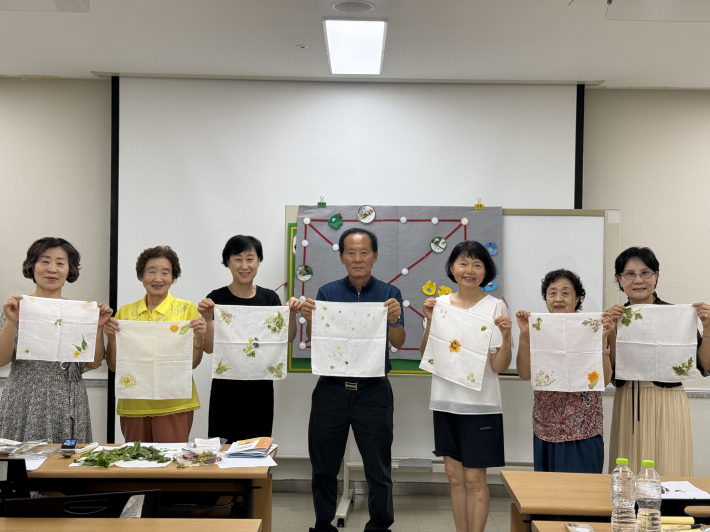 여러가지 꽃잎과 꽃을 이용하여 아름다운 손수건 만들기 체험 학습