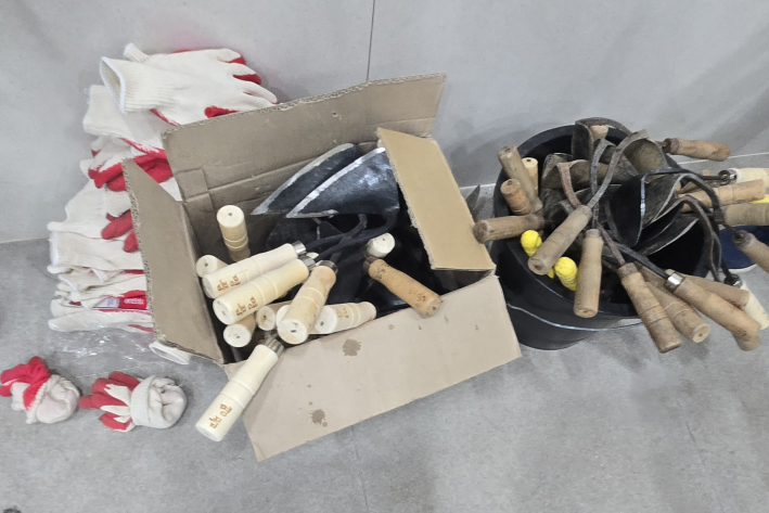 정비활동에  사용될 호미,낫, 작업용 장갑 등이 깔끔하게 준비되어 있다.