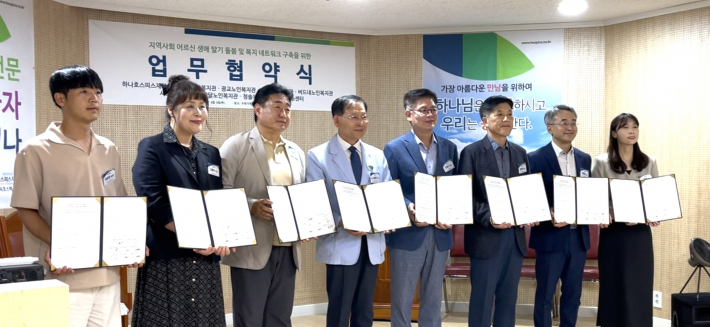 업무협약 체결후 기념촬영