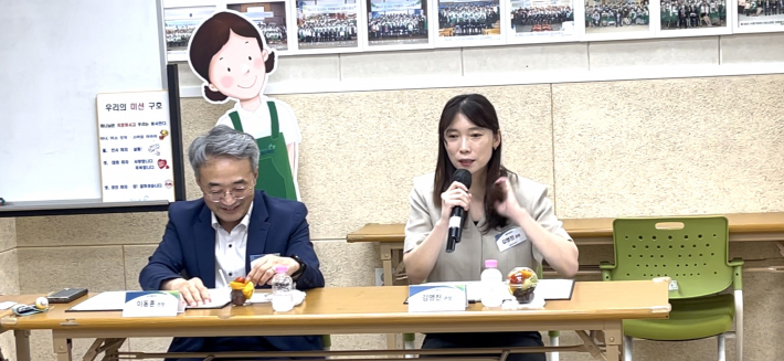 버드내노인복지관 이동훈 관장과 광교노인복지관 김명진 관장 간담회 모습