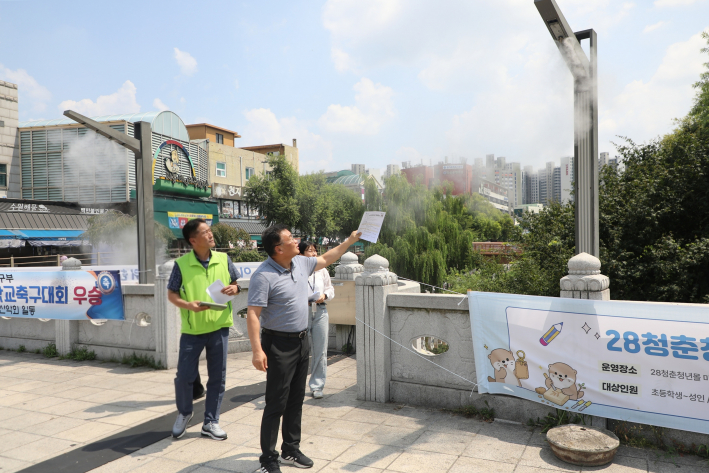 수원시 팔달구는 4일, 폭염에 대비해 수원천 일원에서 운영 중인 쿨링포그 시설과 분수대 운영 현장을 점검했다.