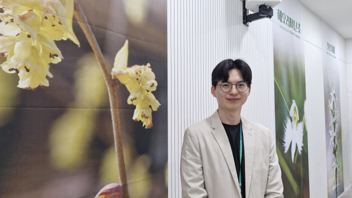 이 재효 수원수목원 녹지연구사가 인터뷰를 하고 있다.