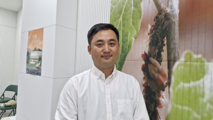 인터뷰를 하고 있는 강 희혁 천리포수목원 연구원