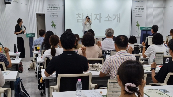 참가자들이 기념 촬영을 하고 있다.