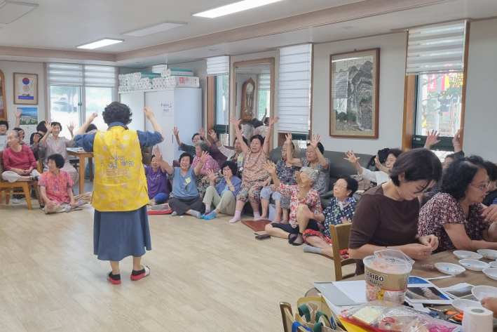 파장경로당 어르신들이 경로당에서 치매예방 팔찌를 만들고 있다