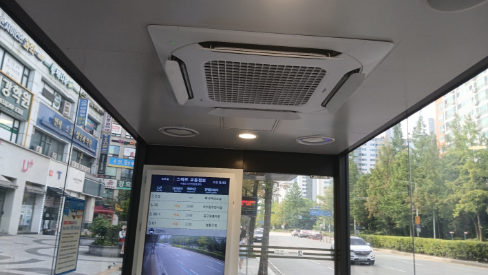 스마트 정류장 교통안내정보판과 에어콘 시설
