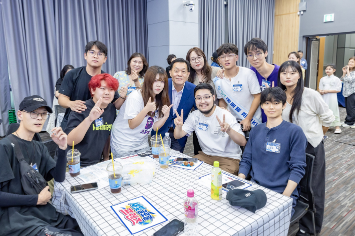 사진1)이재준 수원특례시장이 새빛 글로벌 프렌즈로 활동하는 이주민들과 함께하고 있다.    
