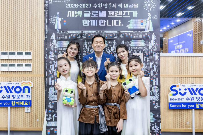 사진5)이재준 시장이 참석자들과 기념촬영을 하고 있다.    