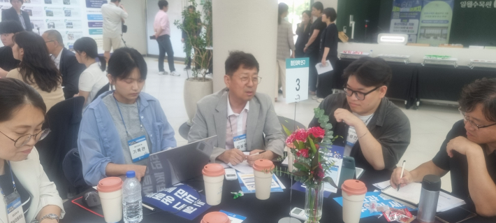 시간이 지날수록 더 신중해지는 테이블의 모습